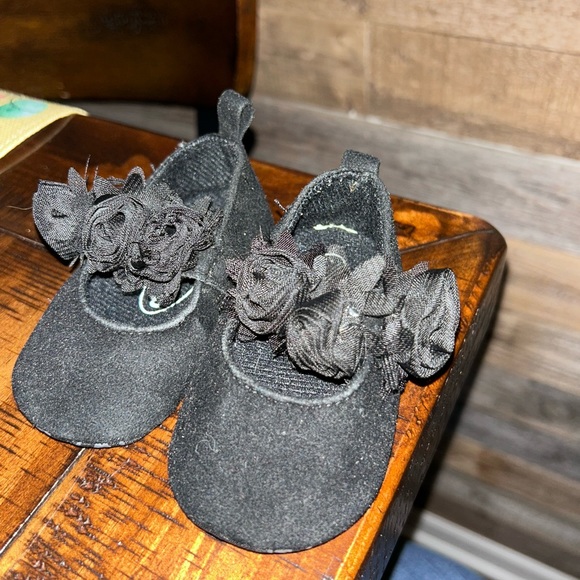 EUC (5 pair) Baby Girls Slip-on Shoes Size 1 & (2 pair) Socks - Picture 8 of 13